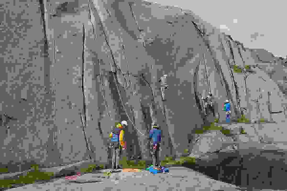 Clean Climbing Kurse Lofoten – Kletterschule YOYO