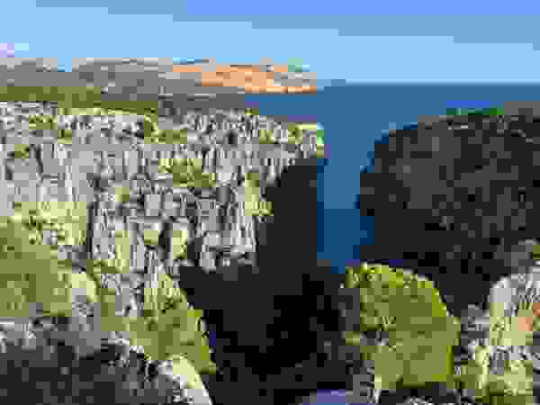Cape Canaille, Les Calanques Mehrseillängenrouten – Kletterschule YOYO