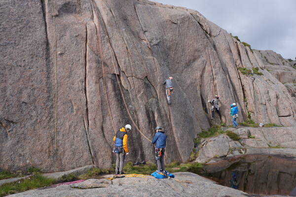 Clean Climbing Kurse Lofoten – Kletterschule YOYO