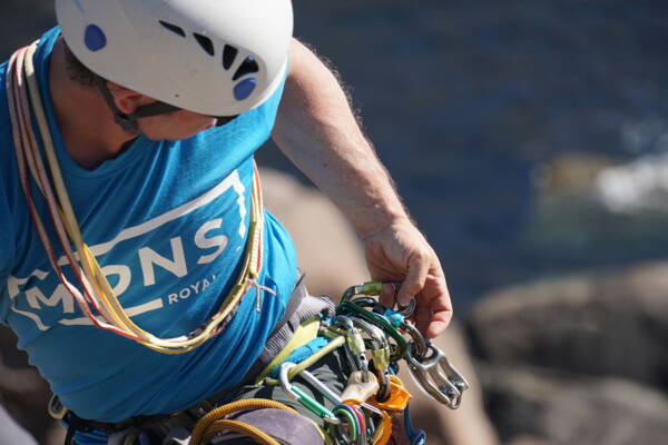 Clean Climbing Kurse Lofoten – Kletterschule YOYO